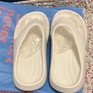 Women’s pillow slides***